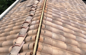 Dépose des tuiles faîtière et dépose des closoir endommagé mise en place des nouveaux closoir souple et ventilé repose des tuiles faîtière avec Clips de fixation.