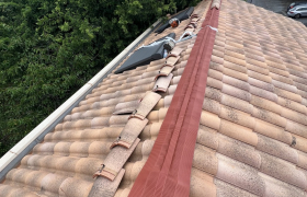 Dépose des tuiles faîtière et dépose des closoir endommagé mise en place des nouveaux closoir souple et ventilé repose des tuiles faîtière avec Clips de fixation.