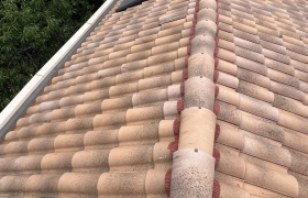 Dépose des tuiles faîtière et dépose des closoir endommagé mise en place des nouveaux closoir souple et ventilé repose des tuiles faîtière avec Clips de fixation.